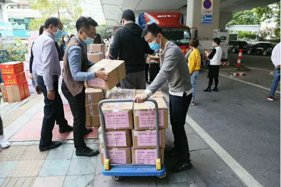 劉玉華先生作為一名黨員，劉玉華先生一直將祖國看作一個大家，時刻關注著湖北的疫情，當看到全國各地的軍人和醫(yī)生集結馳援湖北武漢時，內(nèi)心的使命感也被點燃。